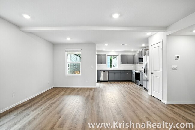 Foto del edificio - Modern & Spacious 3 BD* 2BA* Brand-New Sin...