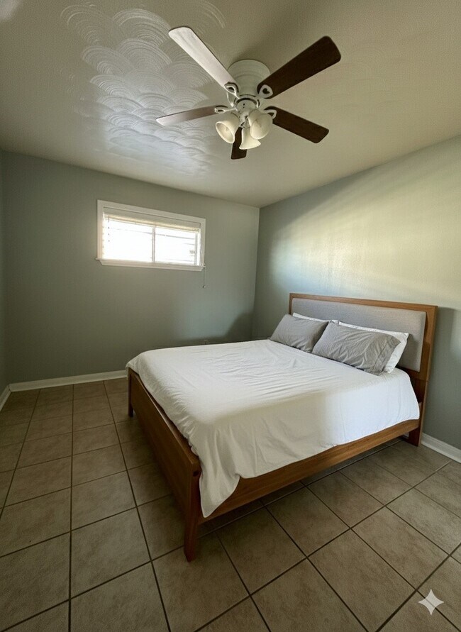 Building Photo - 516 Holiday Dr