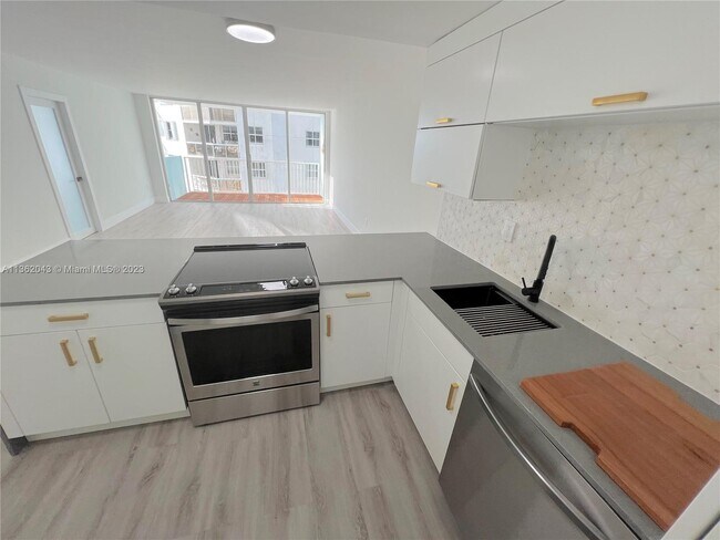 Building Photo - 5838 Collins Ave