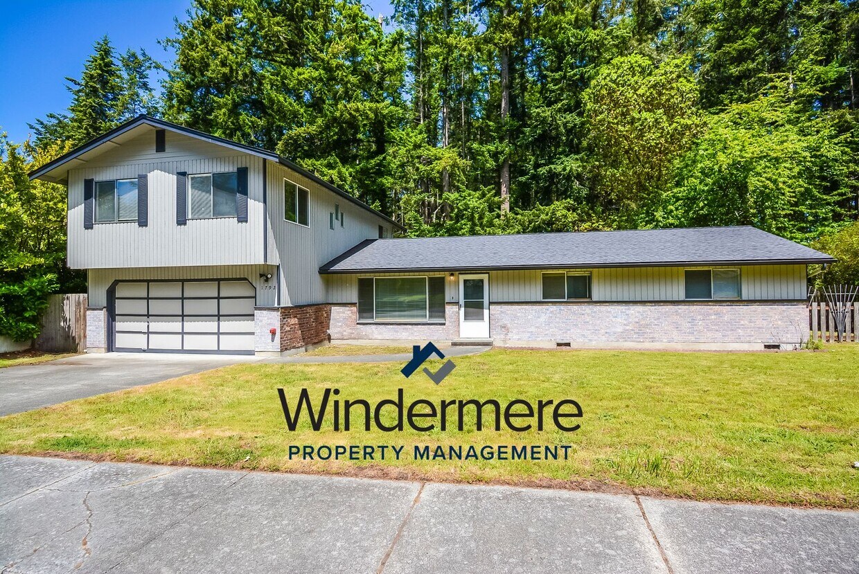 Foto principal - 4 bedroom 3 bathroom pet friendly home