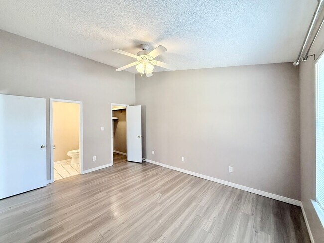 Foto del edificio - 2-Bedroom Quadplex