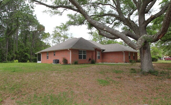 Foto del edificio - Stunning West Pensacola Home on Nearly an ...