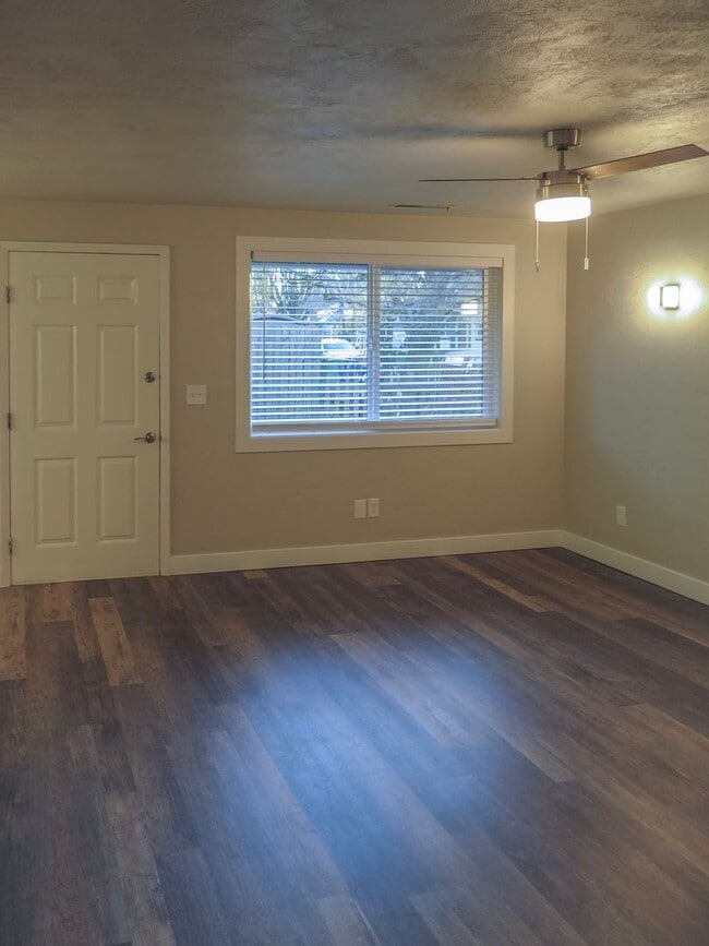 Building Photo - Updated 2 Bedroom Duplex in Salem Availabl...