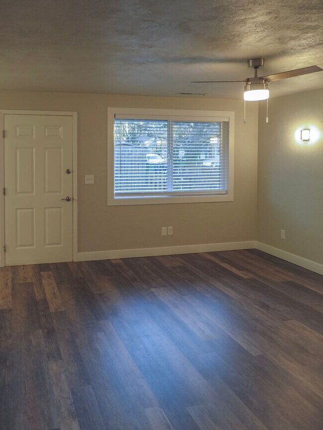 Foto del edificio - Updated 2 Bedroom Duplex in Salem Availabl...