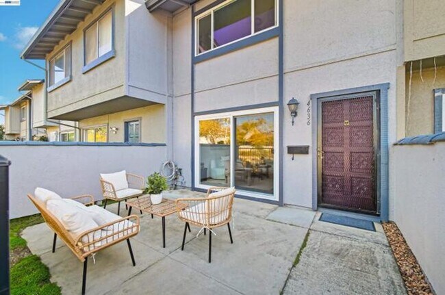 Foto del edificio - $3,150 / 2 BR - Updated Townhome in Prime Union City!