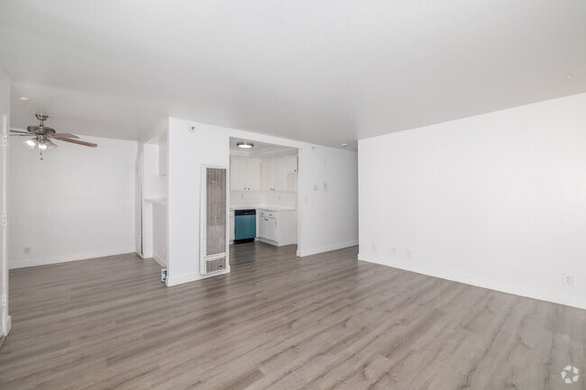 1 dormitorio, 1 baño - 800 pies cuadrados - Sala de estar - 13628 Kornblum Ave.