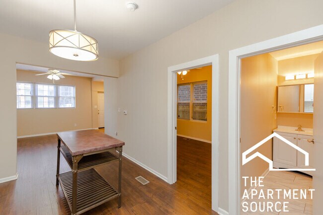 Foto del edificio - 2447 N Clybourn Ave