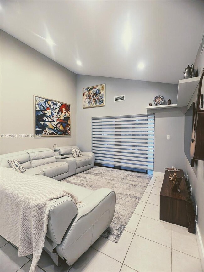 Foto del edificio - 679 Racquet Club Rd