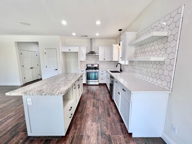 Foto del edificio - $2,350 Bullard & Locan, 3 bedroom - Wrenwo...