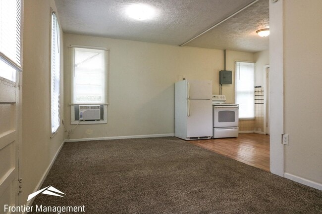 Building Photo - Charming Home  in a Quiet Community!