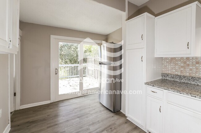 Building Photo - 136 N White Ave