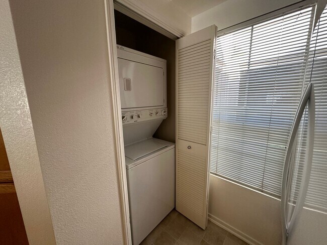 Building Photo - Spacious 2 bedroom 2 bath condo with in un...