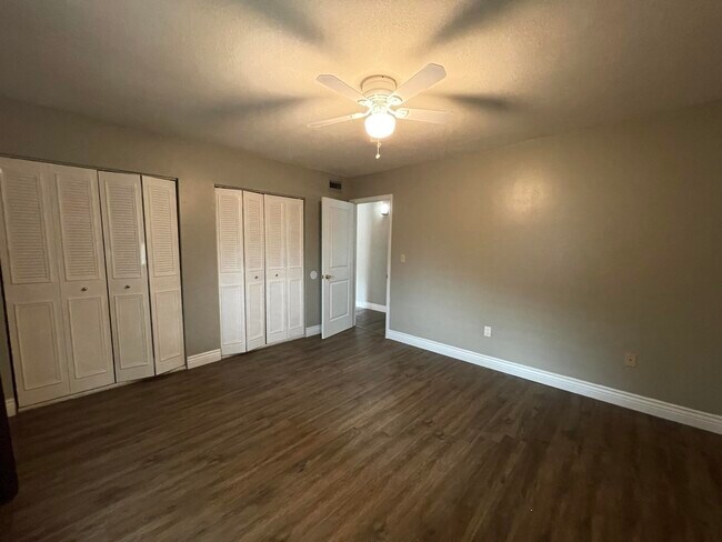 Foto del edificio - 201 W College Blvd