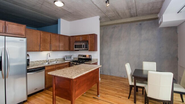 Foto del edificio - 630 N Franklin St