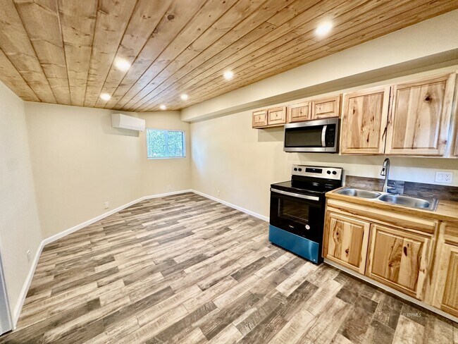 Building Photo - 2 Bedroom in Town Rental