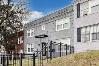 Building Photo - 924 19th St NE