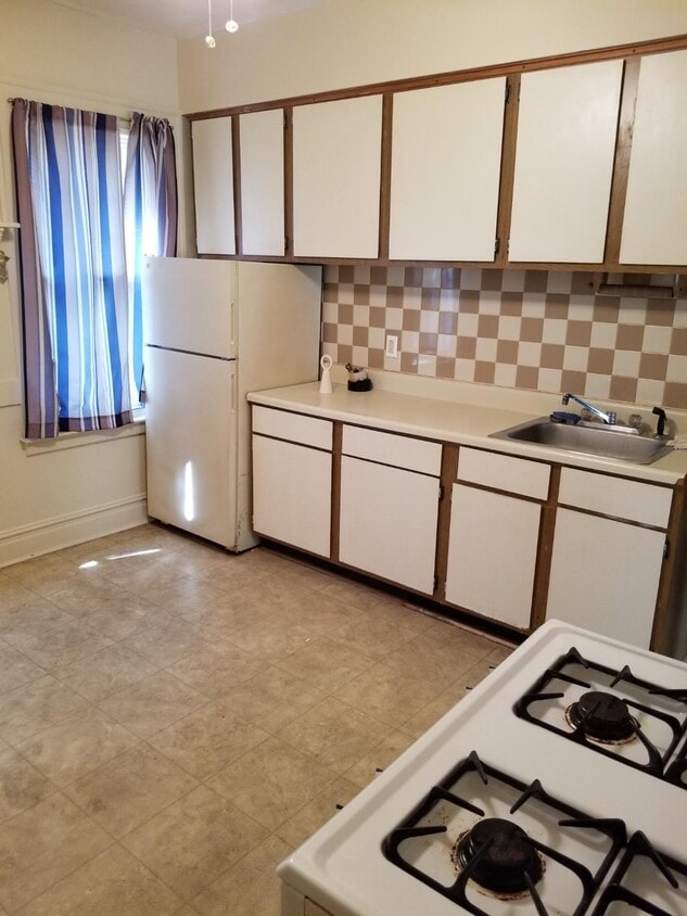 Kitchen - 130 Campbell Ave