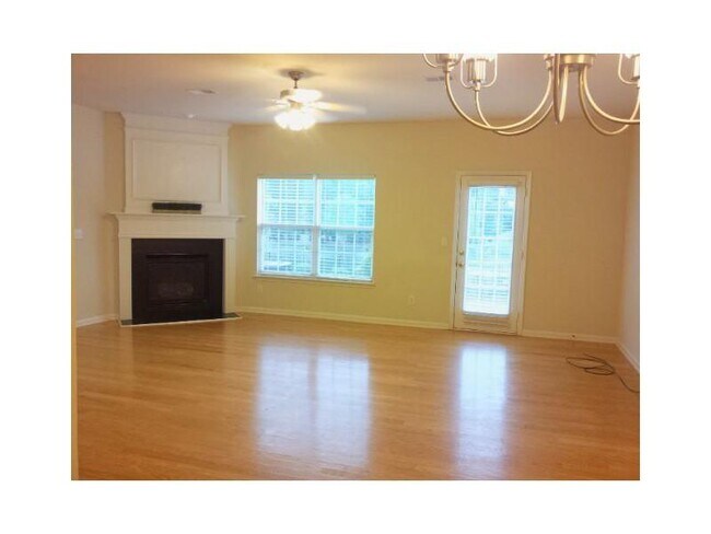 Building Photo - 5575 Lindeman Ln