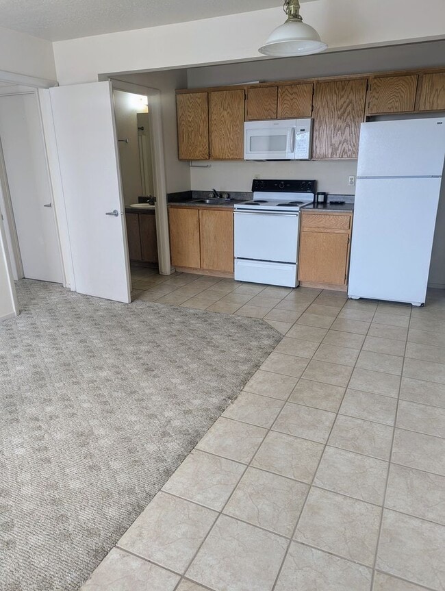 Building Photo - One Bedroom Smokey Lane Condo!