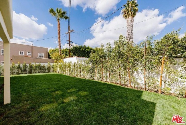 Enorme patio trasero privado - 5257 S San Vicente Blvd