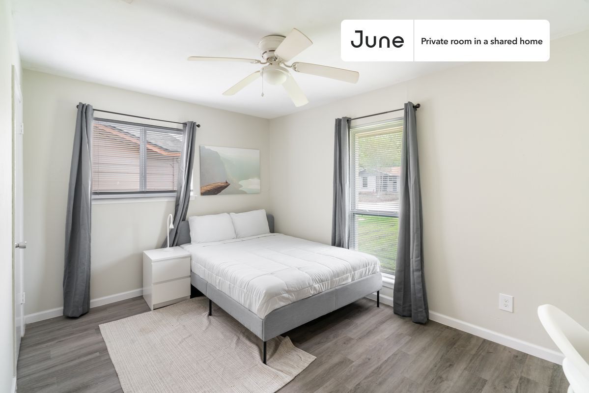 Foto principal - Private bedroom in 3 bed/1.5 bath Home