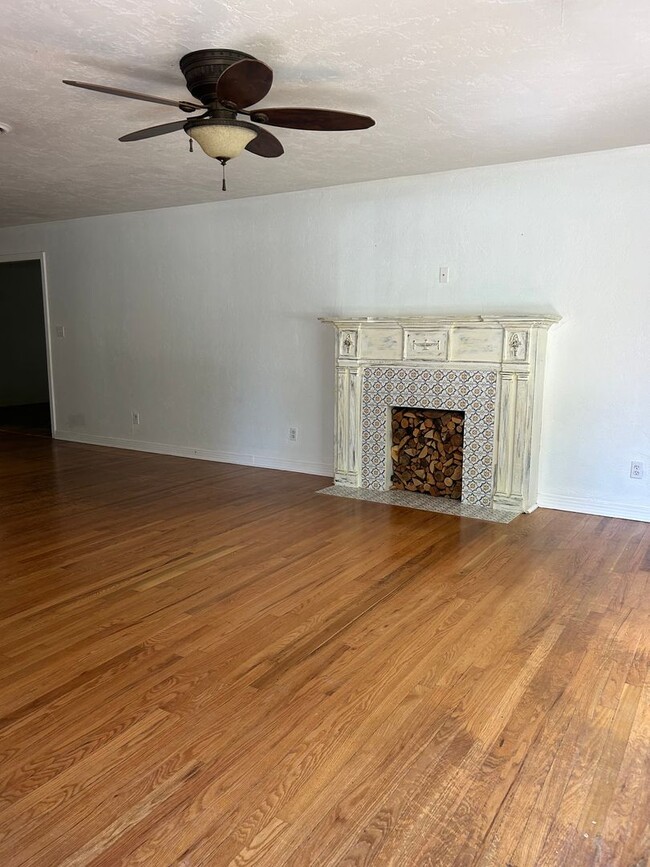 Building Photo - Spacious Wolflin Home