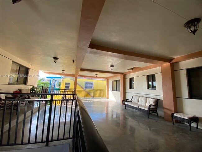 Foto del edificio - 2268 SW 8th St