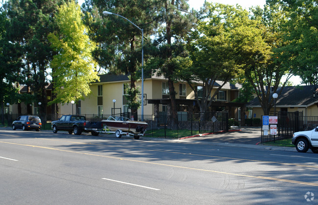 Building Photo - Willow Tree Apartments