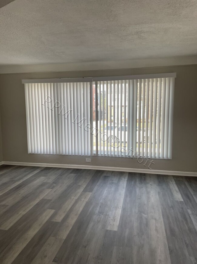 Building Photo - UPDATED BRICK BUNGALOW