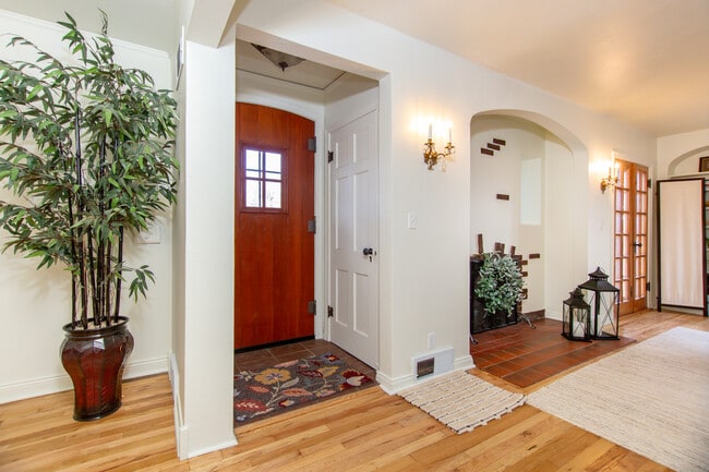 Building Photo - 901 St Cloud St