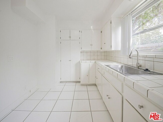 Building Photo - 3370 W 83rd St