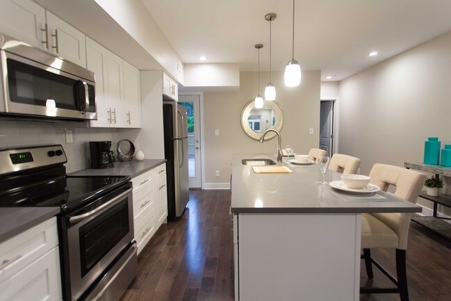 Interior Photo - 2337-2341 W Thompson St