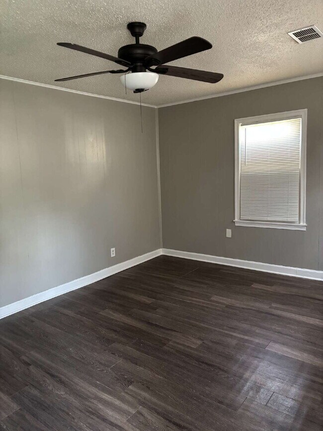 Building Photo - "3-Bedroom Gem on East Frank Avenue"