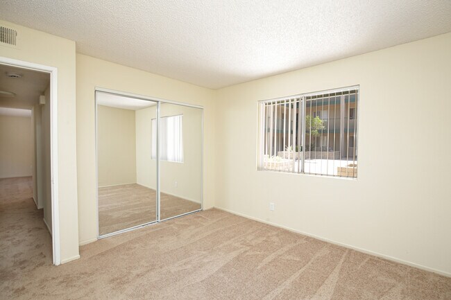 103 Segundo dormitorio - Torrance Courtyard Apartments