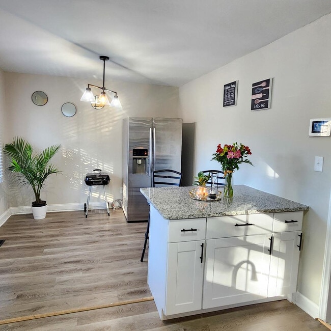 Building Photo - Room in House on Bilmark Ave