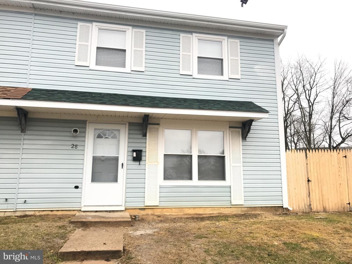 28 Locust Ct, Sicklerville, NJ 08081 Townhouse for Rent in