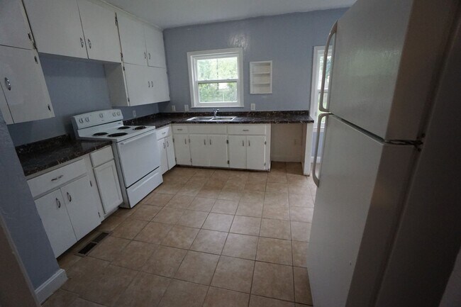 Building Photo - 2 Bed 1 Bath House Total Electric