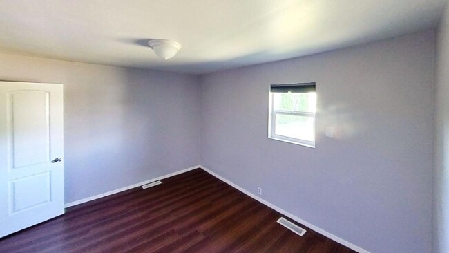 Building Photo - 2 Bedroom, 1 Bathroom Available!
