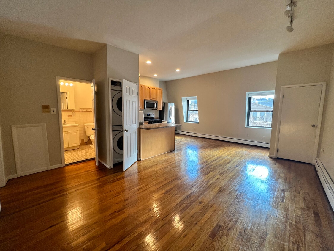 Primary Photo - 1121 Walnut St