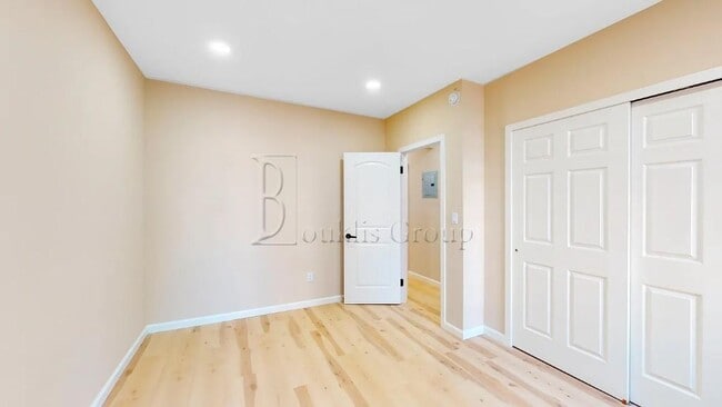 Building Photo - ** GUT RENOVATED ** 3 BEDROOM ** PRIME ASTORIA ** 2 MIN TO N/W