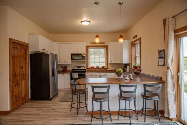 Building Photo - 3 Bedroom Single Family Country Home in Ma...