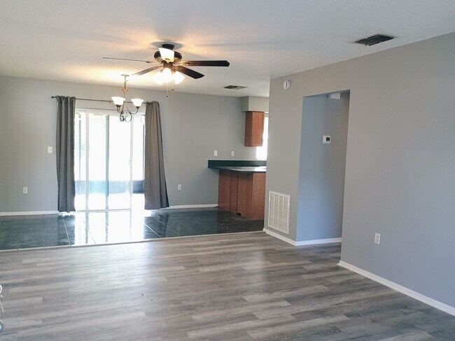 Foto del edificio - Charming two bedroom two bath one car garage