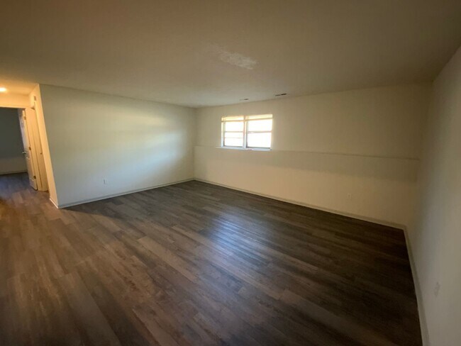 Building Photo - 2 Bedroom Apartment