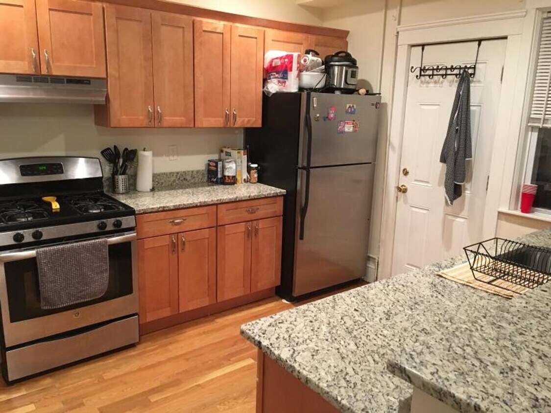 Four Bed Two bath in Allston..... DON'T MISS OUT... - Four Bed Two bath in Allston..... DON'T MISS OUT...