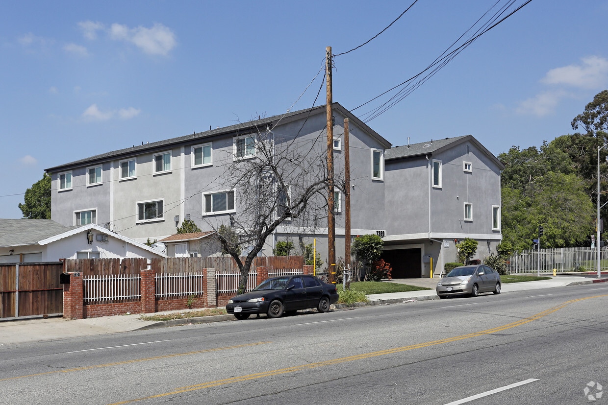 Foto principal - 7359 Kester Ave
