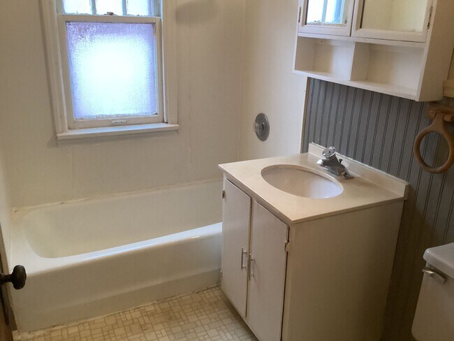 Building Photo - 3033 N Bartlett Ave