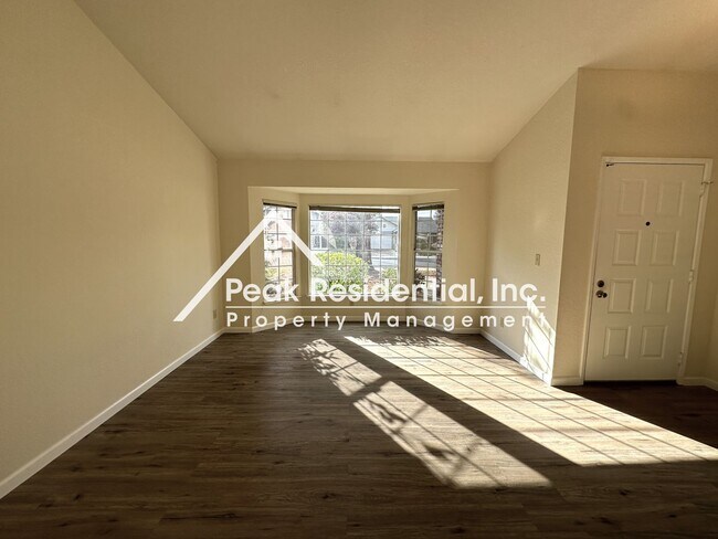 Building Photo - Very Nice Roseville 3bd/2ba Home with 2 Car Garage!