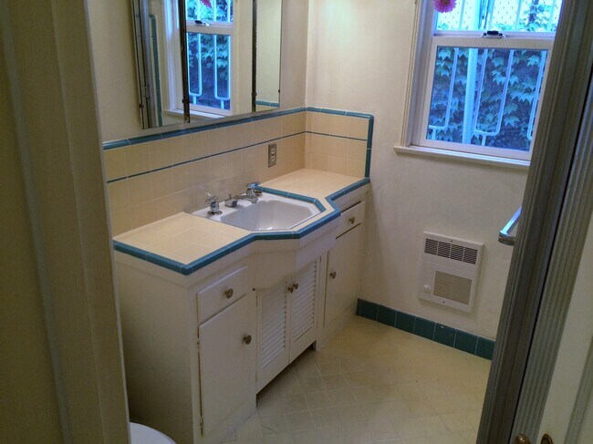 BAÑO - 4327 Finley Ave