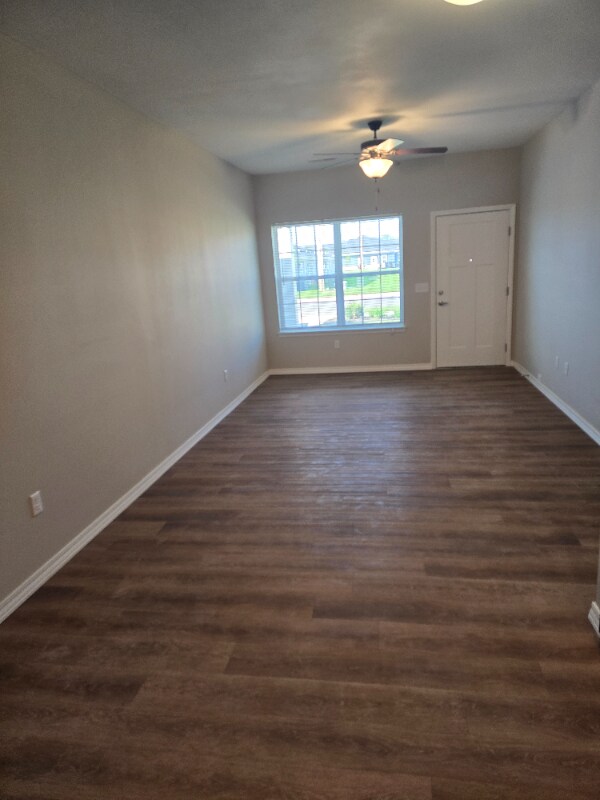 Building Photo - 907 Rocky Ln