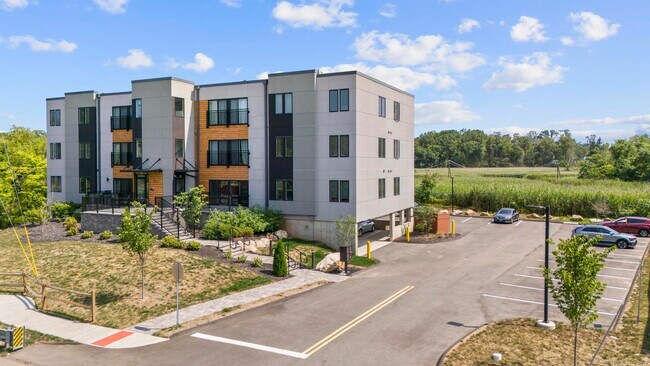 Foto del edificio - 245 E Main St